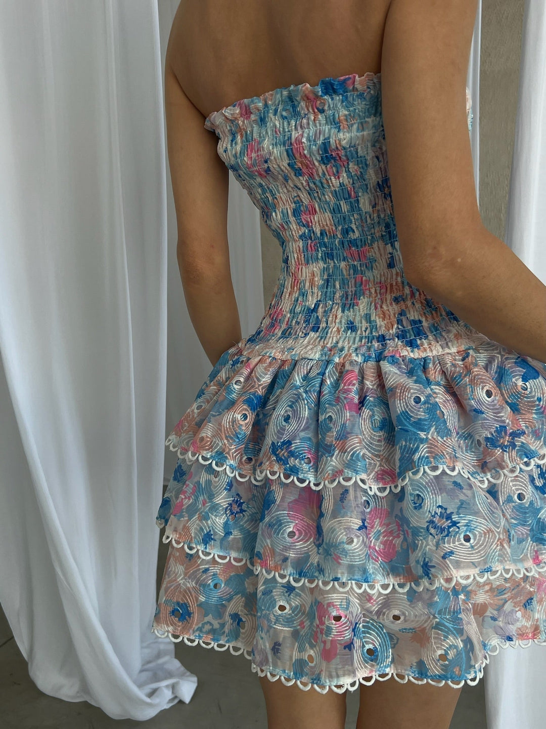 SOFIA | ROBE COURTE BUSTIER À VOLANTS